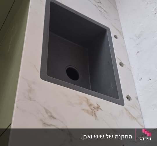 כיור מותקן על משטח שיש במטבח